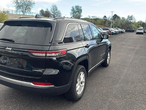 Diamond Black Crystal Pearlcoat 2023 Jeep Grand Cherokee Laredo