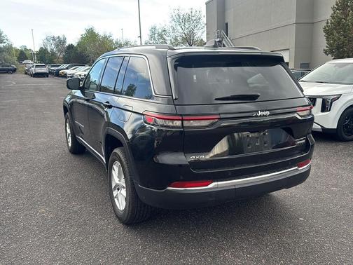 Diamond Black Crystal Pearlcoat 2023 Jeep Grand Cherokee Laredo