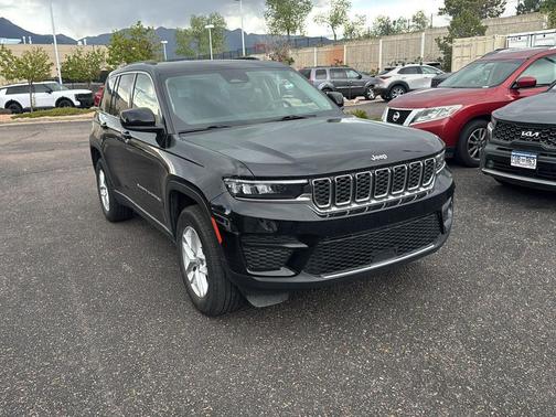 Diamond Black Crystal Pearlcoat 2023 Jeep Grand Cherokee Laredo