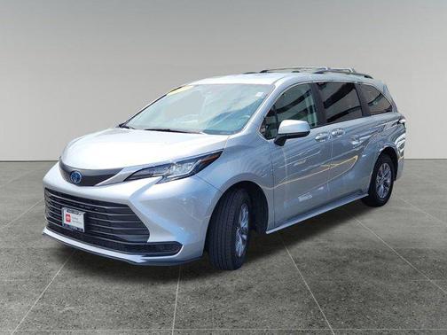 2022 Toyota Sienna LE