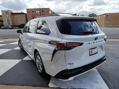 2023 Toyota Sienna XSE 7 Passenger