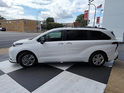 2023 Toyota Sienna XSE 7 Passenger