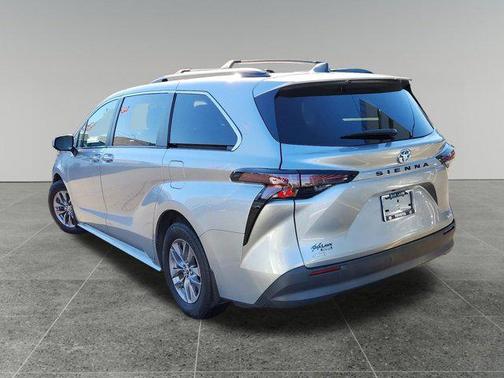 2023 Toyota Sienna LE