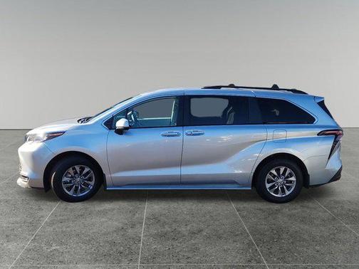 2023 Toyota Sienna LE