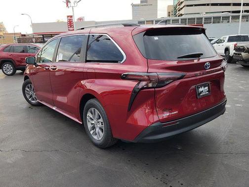 2025 Toyota Sienna XLE