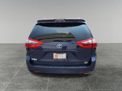 2020 Toyota Sienna XLE