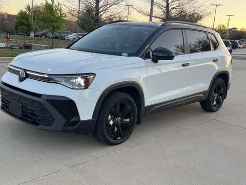 Pure White w/Deep Black Roof 2025 Volkswagen Taos 1.5T SE Black