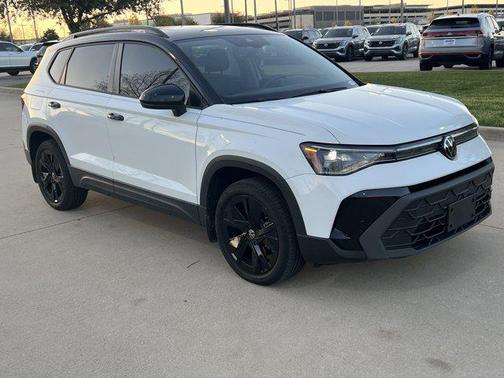 Pure White w/Deep Black Roof 2025 Volkswagen Taos 1.5T SE Black