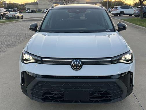 Pure White w/Deep Black Roof 2025 Volkswagen Taos 1.5T SE Black