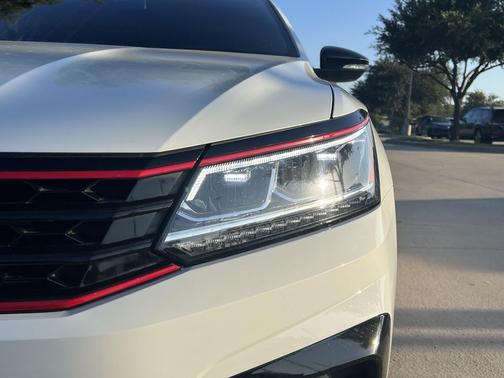 Pure White w/Black Roof 2018 Volkswagen Passat 3.6L V6 GT