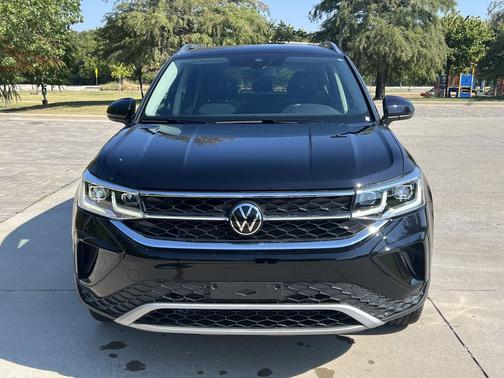 Deep Black Pearl Effect 2024 Volkswagen Taos 1.5T SEL