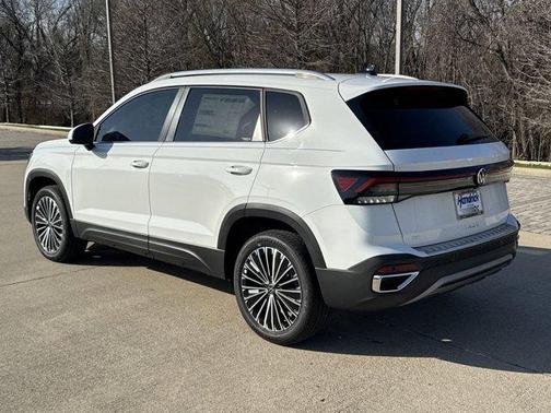 Pure White 2026 Volkswagen Taos SE
