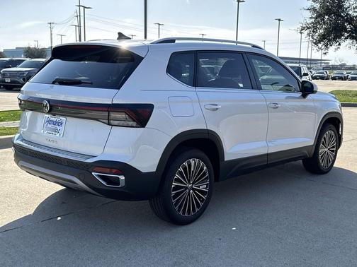 Pure White 2026 Volkswagen Taos SE