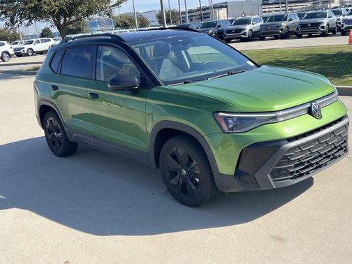 2025 Volkswagen Taos SE Black