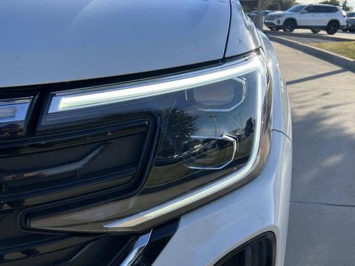 2025 Volkswagen Atlas Cross Sport 2.0T SE w/Technology 4MOTION