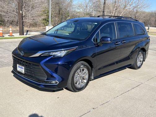 2022 Toyota Sienna XLE 8 Passenger