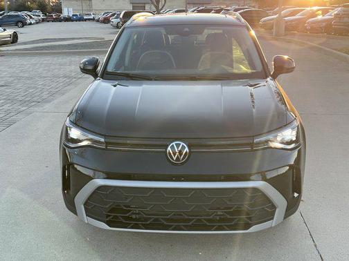 Deep Black Pearl 2025 Volkswagen Taos 1.5T SE