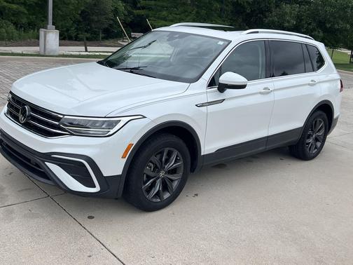 Opal White Pearl 2023 Volkswagen Tiguan 2.0T SE