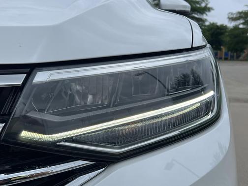 Opal White Pearl 2023 Volkswagen Tiguan 2.0T SE