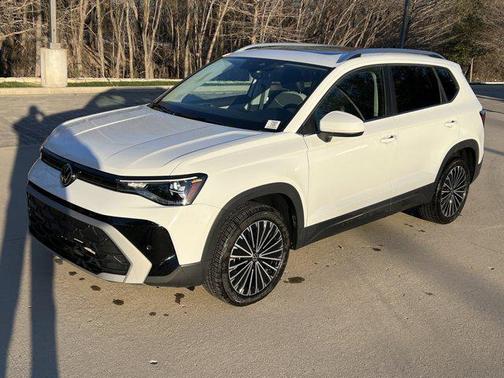 Pure White 2025 Volkswagen Taos 1.5T SE