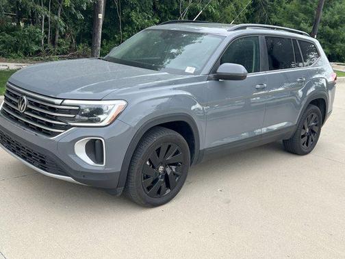 Pure Gray 2025 Volkswagen Atlas 2.0T SE w/Technology