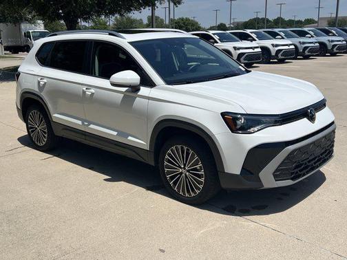 Pure White 2025 Volkswagen Taos 1.5T SE