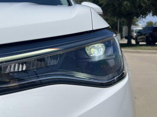 Pure White 2025 Volkswagen Taos 1.5T SE