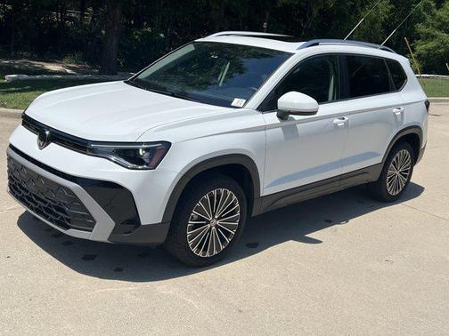 Pure White 2025 Volkswagen Taos 1.5T SE