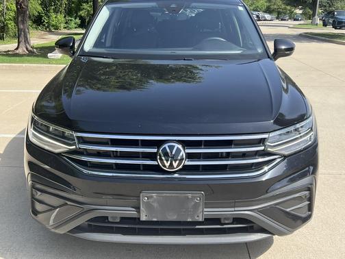 DEEP BLACK PEARL EFFECT 2022 Volkswagen Tiguan 2.0T SE