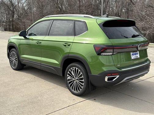 Bright Moss Green Metallic 2025 Volkswagen Taos 1.5T SE