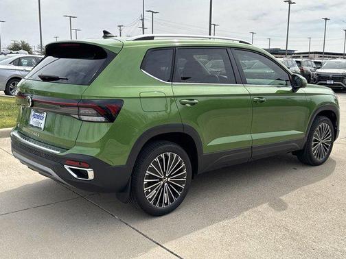 Bright Moss Green Metallic 2025 Volkswagen Taos 1.5T SE