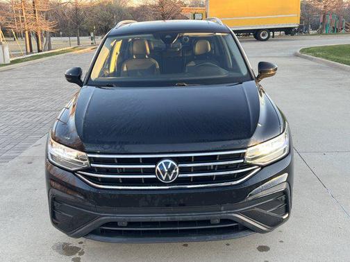 Deep Black Pearl 2023 Volkswagen Tiguan 2.0T SE
