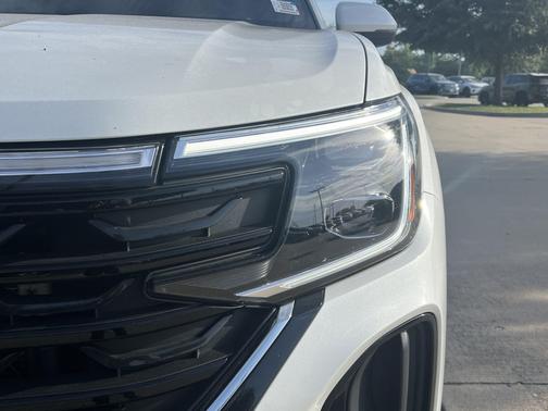 opal white pearl 2026 Volkswagen Atlas Cross Sport 2.0T SE w/Technology