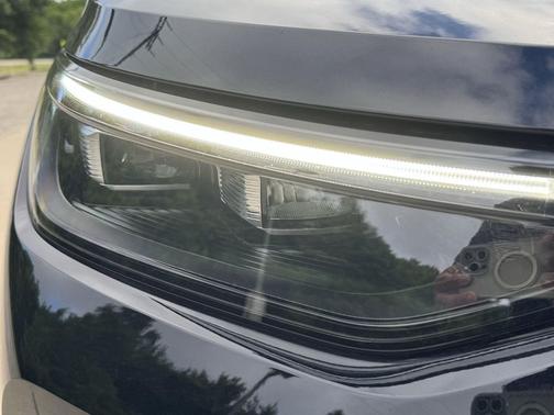 Deep Black Pearl 2026 Volkswagen Tiguan 2.0T SE