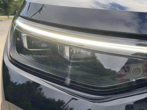 Deep Black Pearl 2026 Volkswagen Tiguan 2.0T SE