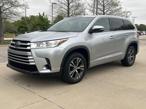 Celestial Silver Metallic 2017 Toyota Highlander LE I4