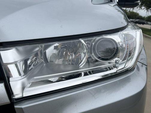 Celestial Silver Metallic 2017 Toyota Highlander LE I4