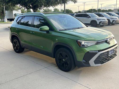 Bright Moss Green Metallic 2025 Volkswagen Taos 1.5T SE