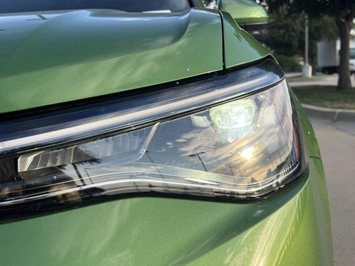 Bright Moss Green Metallic 2025 Volkswagen Taos 1.5T SE