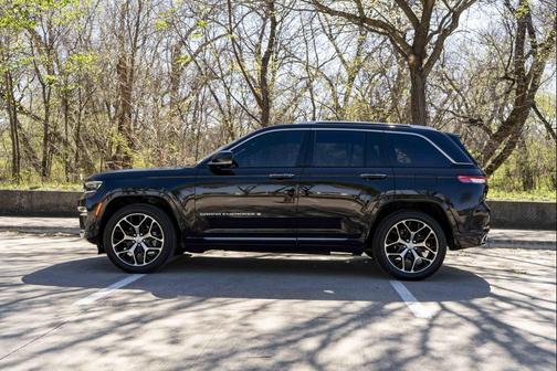 Diamond Black Crystal Pearlcoat 2023 Jeep Grand Cherokee Summit