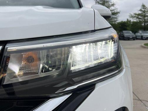 Pure White 2023 Volkswagen Taos 1.5T SE