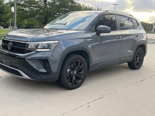 Pure Gray w/Black Roof 2023 Volkswagen Taos 1.5T SE