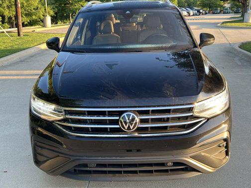 Deep Black Pearl 2023 Volkswagen Tiguan 2.0T SE
