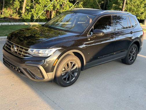 Deep Black Pearl 2023 Volkswagen Tiguan 2.0T SE