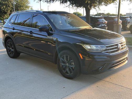 Deep Black Pearl 2023 Volkswagen Tiguan 2.0T SE