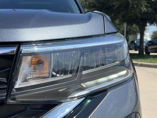 Platinum Gray Metallic 2023 Volkswagen Taos 1.5T SE