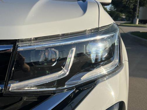 Pure White 2023 Volkswagen Taos 1.5T SEL
