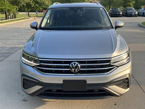Pyrite Silver Metallic 2024 Volkswagen Tiguan 2.0T SE