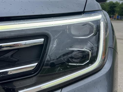 Platinum Gray Metallic 2024 Volkswagen Atlas 2.0T SE w/Technology