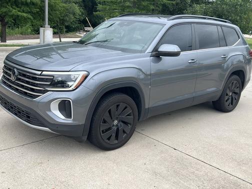 Platinum Gray Metallic 2024 Volkswagen Atlas 2.0T SE w/Technology